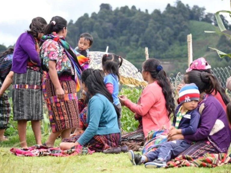 Libro muestra problemas de ser joven, migrante y mayahablante